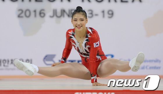 (인천=뉴스1) 이동원 기자 = 17일 오후 인천 남동체육관에서 열린 제14회 FIG 세계에어로빅체조선수권대회 일반부문 예선경기 개인전에서 한국의 최상아가 역동적인 경기를 펼치고 …