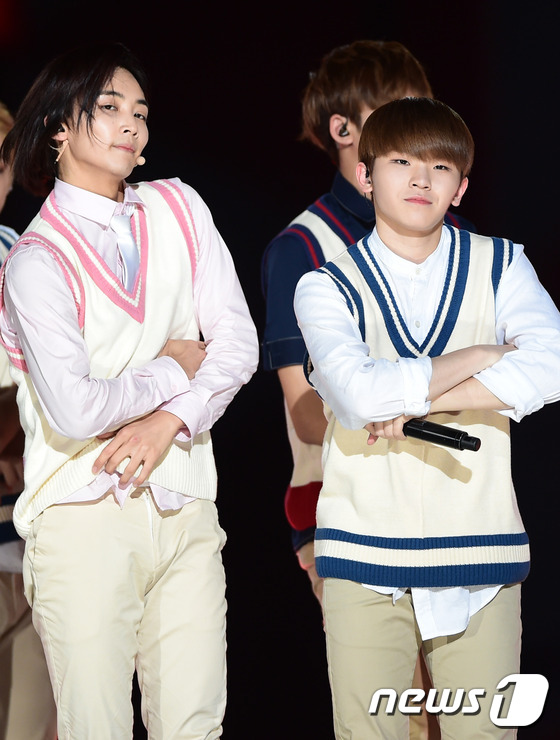 (수원=뉴스1스타) 권현진 기자 = 세븐틴 정한, 우지(오른쪽)가 17일 오후 경기도 수원월드컵경기장에서 열린 '수원 K-POP 슈퍼콘서트'에 출연해 신나는 공연으로 팬심을 사로잡 …