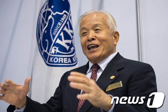 본문 이미지 - 박상우 한국애견연맹 총재가 18일 서울 양재동 aT센터에서 열린 한국애견연맹(KKF) 펫 페스티벌 행사장에서 뉴스1과 인터뷰하고 있다. 2016.6.18/뉴스1 ⓒ News1 유승관 기자