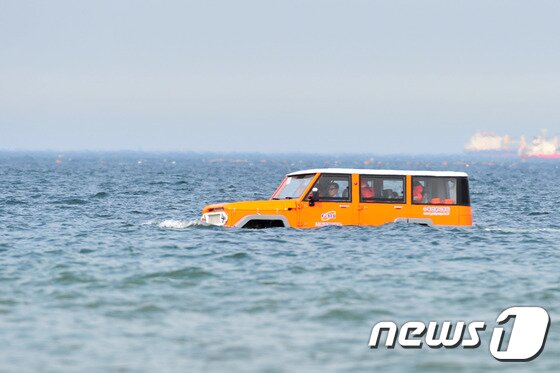 본문 이미지 - 18일 오후 경북 포항시 북구 영일대해수욕장에서 수륙양용 7인승 SUV가 바다에 뜬채로 달리고 있다./2016.6.18/뉴스1 ⓒ News1 최창호 기자
