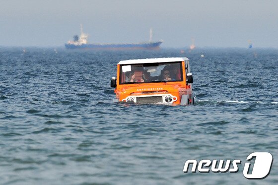 본문 이미지 - 18일 오후 경북 포항시 북구 영일대해수욕장에서 수륙양용 7인승 SUV가 관광객들을 태운채 바다에 떠서 달리고 있다..2016.6.18/뉴스1 ⓒ News1 최창호 기자