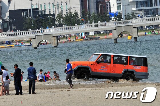 본문 이미지 - 18일 오후 경북 포항시 북구 영일대해수욕장에 서 시운전을 마친 수륙양용 7인승 SUV가 백사장으로 올라오고 있다./2016.6.18/뉴스1 ⓒ News1 최창호 기자