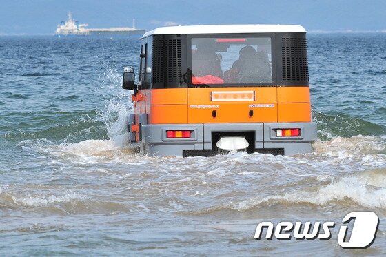 본문 이미지 - 18일 오후 경북 포항시 북구 영일대해수욕장에서 수륙양용 7인승 SUV가 바다를 향해 달리고 있다./2016.6.18/뉴스1 ⓒ News1 최창호 기자