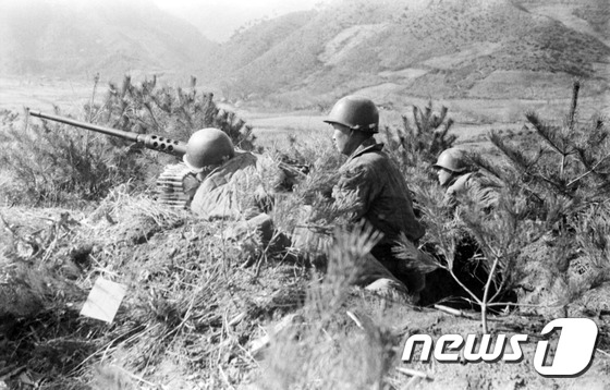 (서울=뉴스1) = 육군이 19일 6.25 전쟁당시 전투부대 정훈장교였던 故 한동목 중령이 전투현장을 직접 촬영한 사진을 기증 받아 일부를 공개했다. 故 한 중령은 1950년 1월 …