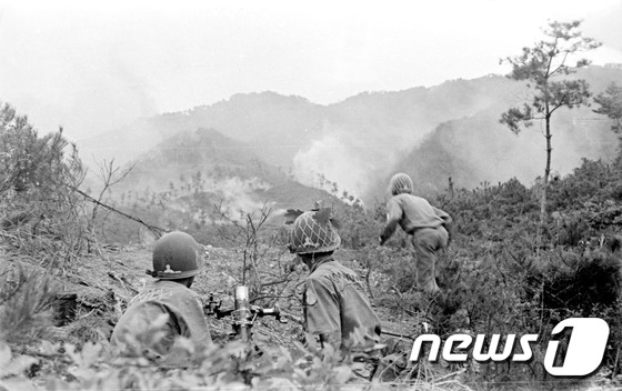 (서울=뉴스1) = 육군이 19일 6.25 전쟁당시 전투부대 정훈장교였던 故 한동목 중령이 전투현장을 직접 촬영한 사진을 기증 받아 일부를 공개했다. 故 한 중령은 1950년 1월 …