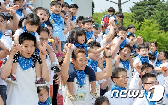 19일 오후 서울 용산구 백범김구기념관에서 열린 육아 마스터 꿈꾸는 &#39;100인의 아빠단&#39; 발대식에서 100명의 초보 아빠들이 자녀들과 함께 기념촬영을 하며 화이팅을 외치고 있다. 2016.6.19/뉴스1 ⓒ News1 박세연 기자