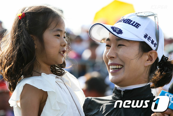 (서울=뉴스1) 민경석 기자 = 프로골퍼 안시현이 19일 인천 베어즈베스트 청라 골프클럽에서 열린 '기아자동차 제30회 한국여자오픈 골프선수권대회'에서 우승 한 뒤 딸 그레이스와 …
