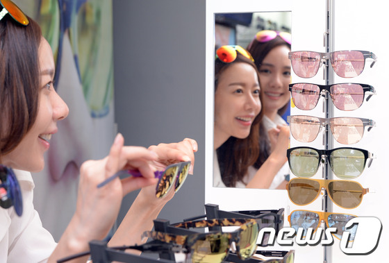 (서울=뉴스1) 이동원 기자 = 2일 오전 서울시 중구 명동 아이닥안경(eyedaq.com)에서 모델들이 분해와 조립이 간단하며 착용감이 우수한 독일의 아이씨베를린 안경테를 선보이 …