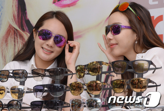 (서울=뉴스1) 이동원 기자 = 2일 오전 서울시 중구 명동 아이닥안경(eyedaq.com)에서 모델들이 분해와 조립이 간단하며 착용감이 우수한 독일의 아이씨베를린 안경테를 선보이 …