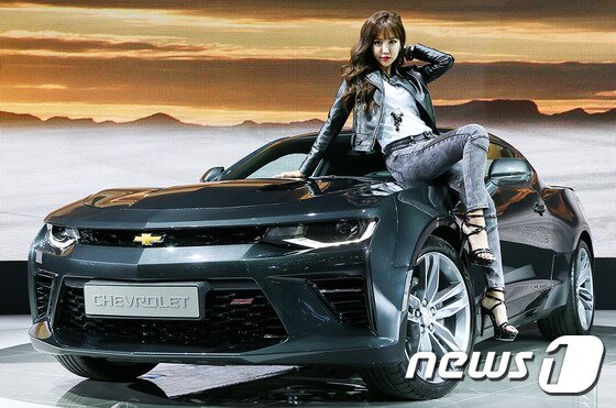 본문 이미지 - 쉐보레가 2일 부산 벡코스에서 열린 '2016 부산국제모터쇼 프레스데이'를 통해 쉐보레 신형 카마로 SS를 국내 최초로 선보이고 있다. (쉐보레 제공) 2016.6.2/뉴스1 ⓒ News1 조현아 인턴기자