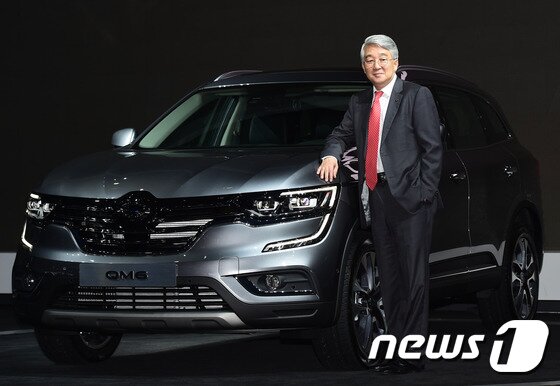 본문 이미지 - 박동훈 르노삼성 사장이 2일 오전 부산 벡스코 컨벤션홀에서 열린 ‘2016 부산국제모터쇼 프레스데이’에 참석해 르노삼성 QM6 옆에서 포즈를 취하고 있다. ⓒ News1 권현진 기자