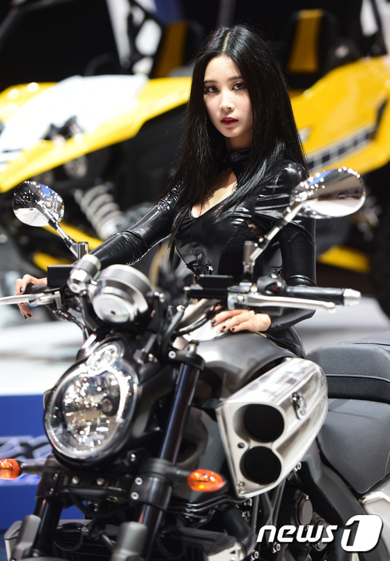 (부산=뉴스1스타) 권현진 기자 = 레이싱 모델 한유리가 2일 부산 벡스코에서 열린 ‘2016 부산국제모터쇼 프레스데이’에 참석해 야마하바이크 옆에서 요염한 매력을 발산하고 있다. …