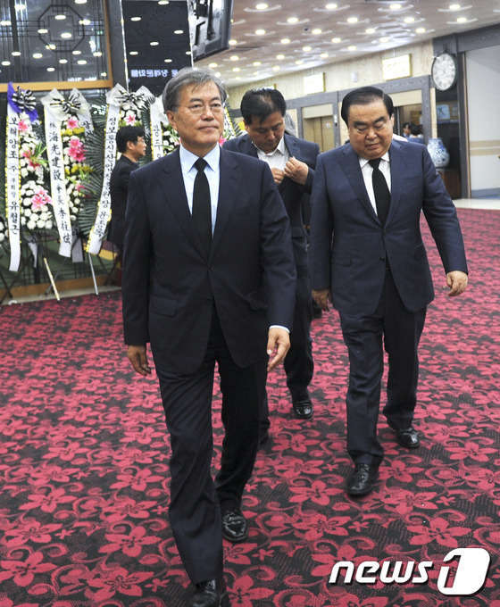 (광주=뉴스1) 신채린 기자 = 문재인 더불어민주당 전 대표가 2일 오후 문희상 더불어민주당 의원과 함께 광주 서구장례식장에 마련된 이병완 전 노무현 대통령 비서실장 모친상 빈소로 …