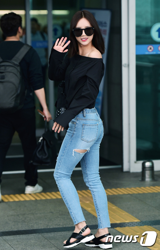 (인천공항=뉴스1스타) 권현진 기자 = 걸스데이 혜리가 화보 촬영차 20일 오전 인천국제공항을 통해 미국 뉴욕으로 출국하며 손인사를 하고 있다.