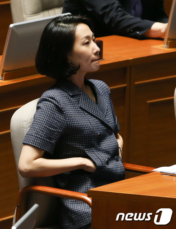 (서울=뉴스1) 허경 기자 = 김수민 국민의당 의원이 20일 서울 여의도 국회에서 열린 본회의에 참석하고 있다. 2016.6.20/뉴스1