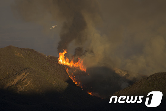 18일(현지시간) 미국 캘리포니아 남부 산타바바라의 로스 파드레스 국유림 인근에서 붉은 불길이 타오르고 있다. 당국은 비상사태를 선포하고 진화작업에 나섰다. © AFP=뉴스1