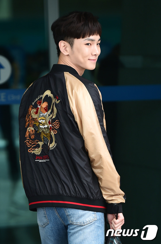 (인천공항=뉴스1스타) 권현진 기자 = 샤이니 키가 화보 촬영차 20일 오전 인천국제공항을 통해 프랑스 파리로 출국하며 근사한 미소를 짓고 있다.