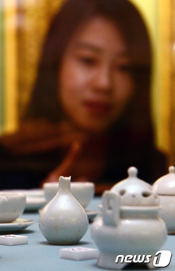 (서울=뉴스1) 박정호 기자 = 20일 오전 서울 종로구 효자로 국립고궁박물관에서 열린 '조선왕릉, 왕실의 영혼을 담다' 특별전 언론공개 행사에서 박물관 연구원들이 최초로 공개되는 …