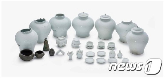 본문 이미지 - &lt;정조 구릉지 명기&#40;正祖舊陵地明器&#41;&gt; 1800년, 도자기, 청동, 국립문화재연구소. 정조&#40;재위 1776~1800&#41;가 승하하고 처음에 묻혔던 곳에서 출토된 명기&#40;明器&#41;이다. 정조의  능은 1821년&#40;순조 21&#41; 효의왕후&#40;1753~1821&#41;와 합장하면서 현재의 건릉&#40;健陵&#41;으로 옮겨지게 되었고, 2011년 발굴을 통해 융·건릉 경계 동남쪽에 위치한 구릉지에서 백자 명기와 칠기 함 등의 왕실 명기가 다수 출토되었다. 이 중 &#39;건릉산릉도감의궤&#39;&#40;1800년&#41;의 기록에서 보이 는 경&#40;磬&#41;과 같은 악기와 보&#40;簠&#41;·궤&#40;簋&#41;·작&#40;爵&#41; 등의 제기&#40;祭器&#41; 명기는 사대부의 명기와 구분되는 왕실 부장품의 특징을 잘 보여준다.ⓒ News1