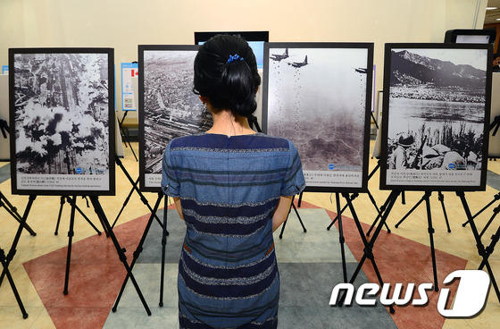 (서울=뉴스1) 박세연 기자 = 20일 서울 강남구청 로비에서 열린 한국전쟁 참전국 인포그래픽 전시회를 찾은 시민들이 전시중인 한국전 사진을 바라보고 있다. 6.25전쟁 66주년을 …