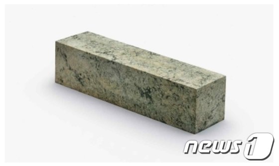 본문 이미지 - &lt;정조 구릉지 출토 증옥&#40;贈玉&#41;&gt; 1800년, 옥, 국립문화재연구소, 길이 33.4cm, 너비 8.3cm, 두께 8.5cm, 무게 6.2kg 무덤에 함께 부장했던 옥돌로 묘주&#40;墓主&#41;에게 바치는 선물이다. 전체적으로 푸른빛이 돌며  육면체로 제작되었다. ⓒ News1