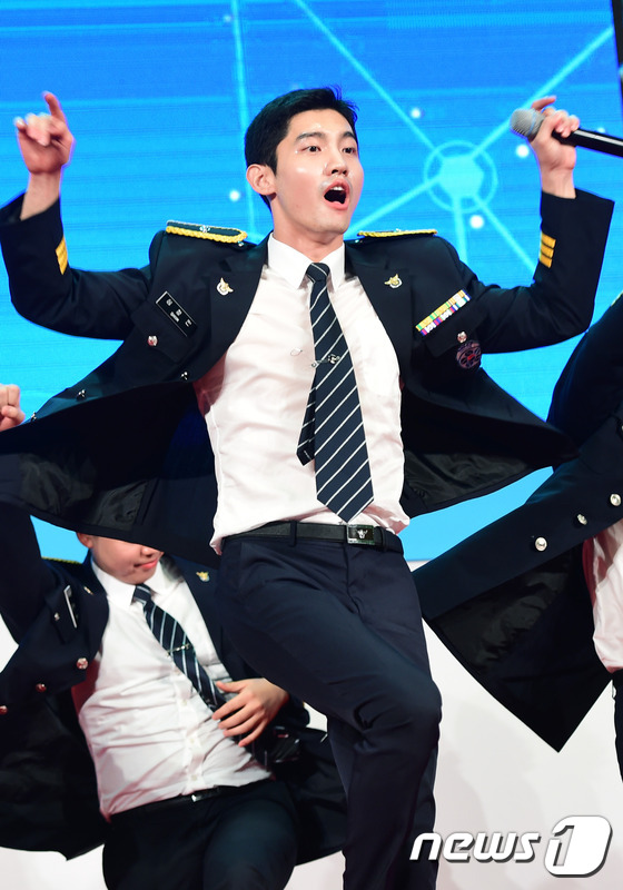 (서울=뉴스1스타) 권현진 기자 = 경찰청 홍보단 동방신기 최강창민이 20일 오후 서울 삼성동 코엑스에서 열린 '정부3.0 국민체험마당'에 참석해 멋진 공연을 선보이고 있다.