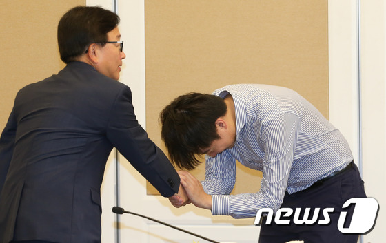 (서울=뉴스1) 허경 기자 = 이준석 클라세 스튜디오 대표가 21일 서울 여의도 국회에서 열린 새누리당 일자리특별위원회 제1차 회의에서 물을 마시고 있다. 2016.6.21/뉴스1 …