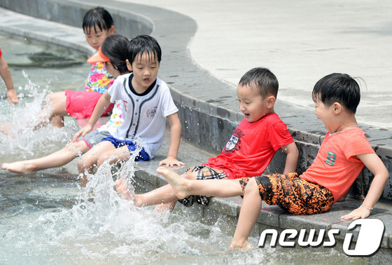 (서울=뉴스1) 최현규 기자 = 절기상 1년 중 낮이 가장 긴 '하지'인 21일 오전 서울 송파구 성내천 물놀이장에서 어린이들이 더위를 식히고 있다. 기상청은 이날 전국이 동해 상 …