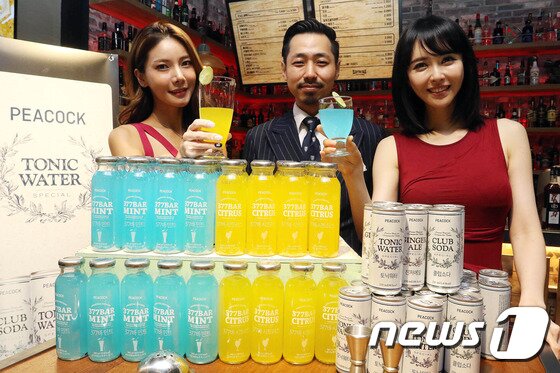 본문 이미지 - 22일 오전 서울 영등포구 이마트 영등포점 일렉트로마트에서 모델들이 피코크 '377바', '토닉워터'등을 선보이고 있다. (이마트 제공) /뉴스1 ⓒ News1 조현아 인턴기자