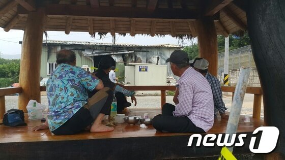 본문 이미지 - 불타버린 농자재 창고와 복숭아 밭을 바라보면 한숨을 내쉬는 농민들. 이곳은 지난달 대구시 동구 괴정동 경부고속도로에서 발생한 승용차와 탱크로리 충돌사고로 화재가 발생해 화재진압을 위해 뿌린 물과 함께 불 붙은 기름이 떠내려와 창고 등이 불에 타는 피해를 입었다. 2016. 6. 22 / 정지훈 기자ⓒ News1