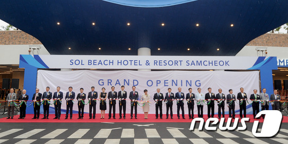 (삼척=뉴스1) 서근영 기자 = 22일 강원도 삼척시 증산동 일원에서 열린 '쏠비치 호텔&리조트 삼척’ 오프닝 행사에서 박춘희 대명그룹 회장, 박흥석 총괄사장, 이철규 국회의원, …