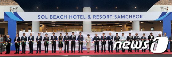 본문 이미지 - 22일 강원 삼척시 증산동 일원에서 열린 '쏠비치 호텔&리조트 삼척’ 오프닝 행사에서 박춘희 대명그룹 회장, 박흥석 총괄사장, 이철규 국회의원, 김양호 삼척시장, 정진권 삼척시의장 등 관계자들이 테이프커팅식을 하고 있다. 쏠비치 호텔&리조트 삼척은 파란 지붕으로 유명한 ‘그리스 산토리니 섬’을 테마로 한 리조트로 대지면적 9만8933㎡ 규모에 호텔&리조트 총 709객실, 10개 레스토랑과 카페를 갖췄다. 2016.6.22/뉴스1 ⓒ News1 서근영 기자