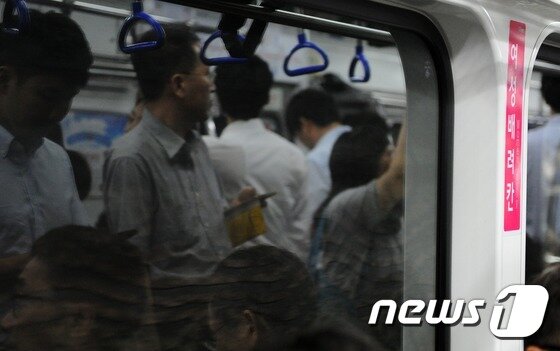 본문 이미지 - 지난해 6월 22일 부산도시철도 1호선 전동차가 승객이 많이 이용하는 출퇴근 시간대에 임산부, 영유아 및 어린이를 동반한 여성을 배려하는 취지의 '여성배려칸'을 시범 운행하고 있다. 2016.6.22/뉴스1 ⓒ News1 여주연 기자