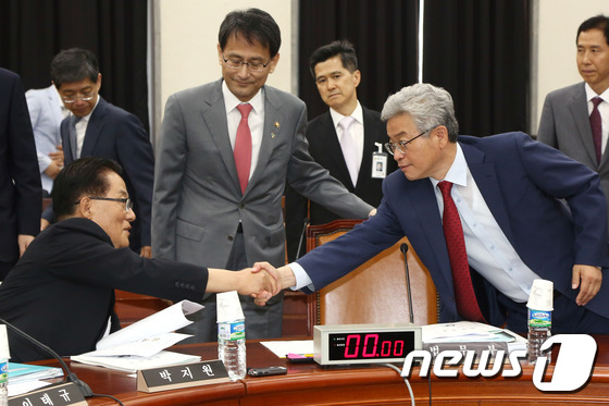 (서울=뉴스1) 송원영 기자 = 23일서울 여의도 국회에서 열린 정보위원회 전체회의에서 이철우 정보위원장(오른쪽)과 박지원 국민의당 원내대표가 악수하고 있다. 2016.6.23/뉴 …