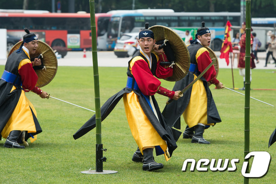 (서울=뉴스1) 유승관 기자 = 23일 서울광장에서 열린 왕궁수문장 20주년 기념행사에서 조선시대 호위무사 복장을 한 국방부 전통의장대가 검술 시범을 선보이고 있다. 2016.6. …
