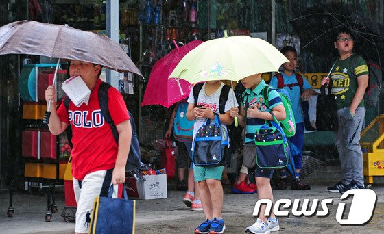 본문 이미지 - 전북 전주 완산구 우전초등학교 인근에서 학생들이 문구점을 들렀다가 등교를 하고 있다.2016.6.24/뉴스1 ⓒ News1 문요한 기자