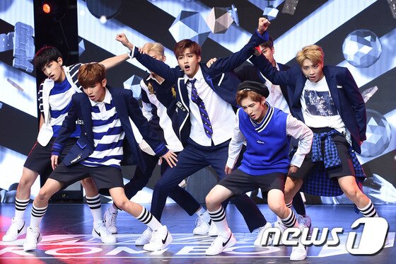 본문 이미지 - 로미오가 24일 오후 서울 일지아트홀에서 열린 세 번째 미니앨범 '미로(MIRO)' 발매 쇼케이스에서 타이틀 곡 퍼포먼스를 펼치고 있다. ⓒ News1star 고아라 기자