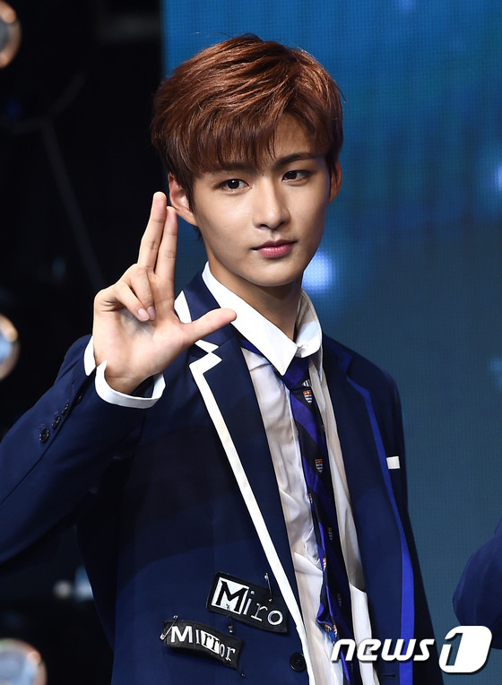 (서울=뉴스1스타) 고아라 기자 = 로미오 현경이 24일 오후 서울 일지아트홀에서 열린 세 번째 미니앨범 '미로(MIRO)' 발매 쇼케이스에서 포즈를 취하고 있다.