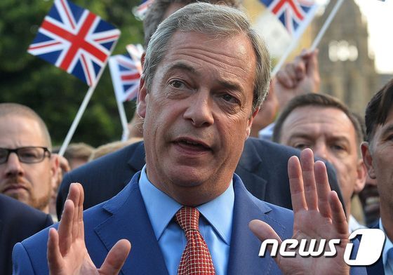 본문 이미지 - 영국의 유럽연합(EU) 탈퇴를 지지한 나이절 패라지 영국개혁당 대표가 24일(현지시간) 런던 의회 앞에서 기자회견을 열었다..ⓒ AFP=뉴스1 ⓒ News1 손미혜 기자