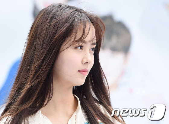 (서울=뉴스1스타) 고아라 기자 = 배우 김소현이 25일 오후 서울 강남역 엠스테이지에서 열린 '별프로젝트 플리마켓' 행사에 참석해 사랑스러운 눈빛으로 진행자를 바라보고 있다.