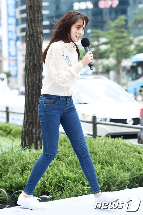 (서울=뉴스1스타) 고아라 기자 = 배우 김소현이 25일 오후 서울 강남역 엠스테이지에서 열린 '별프로젝트 플리마켓' 행사에 참석하기 위해 무대로 올라 입장하고 있다.