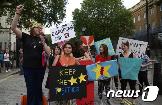 영국이 유럽연합(EU)을 탈퇴하기로 결정된 가운데 이에 반대하는 시민들이 24일(현지시간) 영국 런던 다우닝가에서 반(反) 브렉시트 시위를 벌이고 있다.© AFP=뉴스1