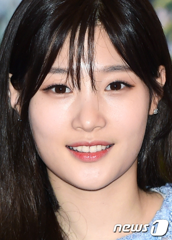 (서울=뉴스1스타) 권현진 기자 = 다이아 정채연이 24일 오후 서울 코엑스에서 두 번째 앨범 '해피 엔딩(HAPPY ENDING)' 발매기념 팬 사인회에 참석해 사랑스러운 매력을 …