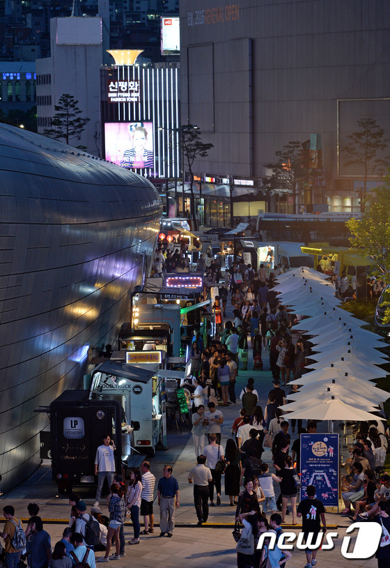 (서울=뉴스1) 박세연 기자 = 26일 저녁 서울 동대문디자인플라자에서 열린 2016서울밤도깨비야시장이 시민들로 붐비고 있다. 다양한 푸드트럭과 문화공연이 어울어지는 2016서울도 …