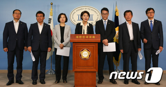 (서울=뉴스1) 허경 기자 = 2017년도 최저임금 결정 시한을 하루 앞둔 27일 서울 여의도 국회 정론관에서 한정애 더불어민주당 환경노동위원회 간사와 소속 의원들이 최저임금 7천 …