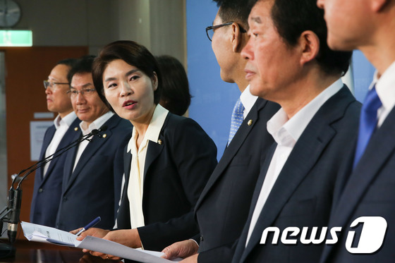 (서울=뉴스1) 허경 기자 = 2017년도 최저임금 결정 시한을 하루 앞둔 27일 서울 여의도 국회 정론관에서 한정애 더불어민주당 환경노동위원회 간사와 소속 의원들이 최저임금 7천 …