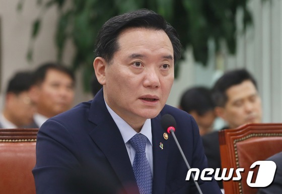 (서울=뉴스1) 송원영 기자 = 김현웅 법무부 장관이 27일 서울 여의도 국회에서 열린 법제사법위원회 전체회의에서 의원들의 질의에 답변하고 있다. 2016.6.27/뉴스1