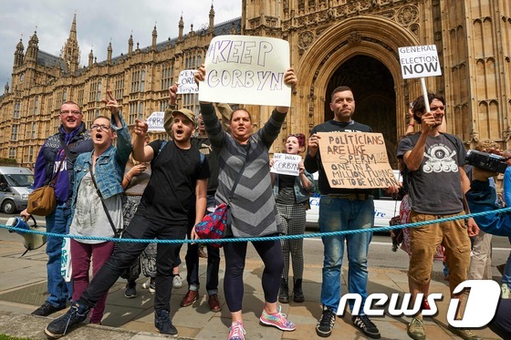 26일(현지시간) 영국 런던에 있는 의회 앞에서 시민들이 시위를 벌이고 있다. © AFP=뉴스1