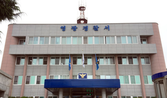 전남 영광서 대형트럭 2대 충돌…60대 운전자 중상