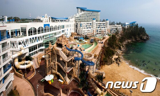 본문 이미지 - 27일 대명리조트는 강원 삼척시 ‘쏠비치 호텔&리조트 삼척’이 여름철을 앞두고 본격적인 운영에 돌입했다고 밝혔다. 사진은 '쏠비치 호텔&리조트 삼척' 전경. (대명리조트 제공) 2016.6.27/뉴스1 ⓒ News1 서근영 기자